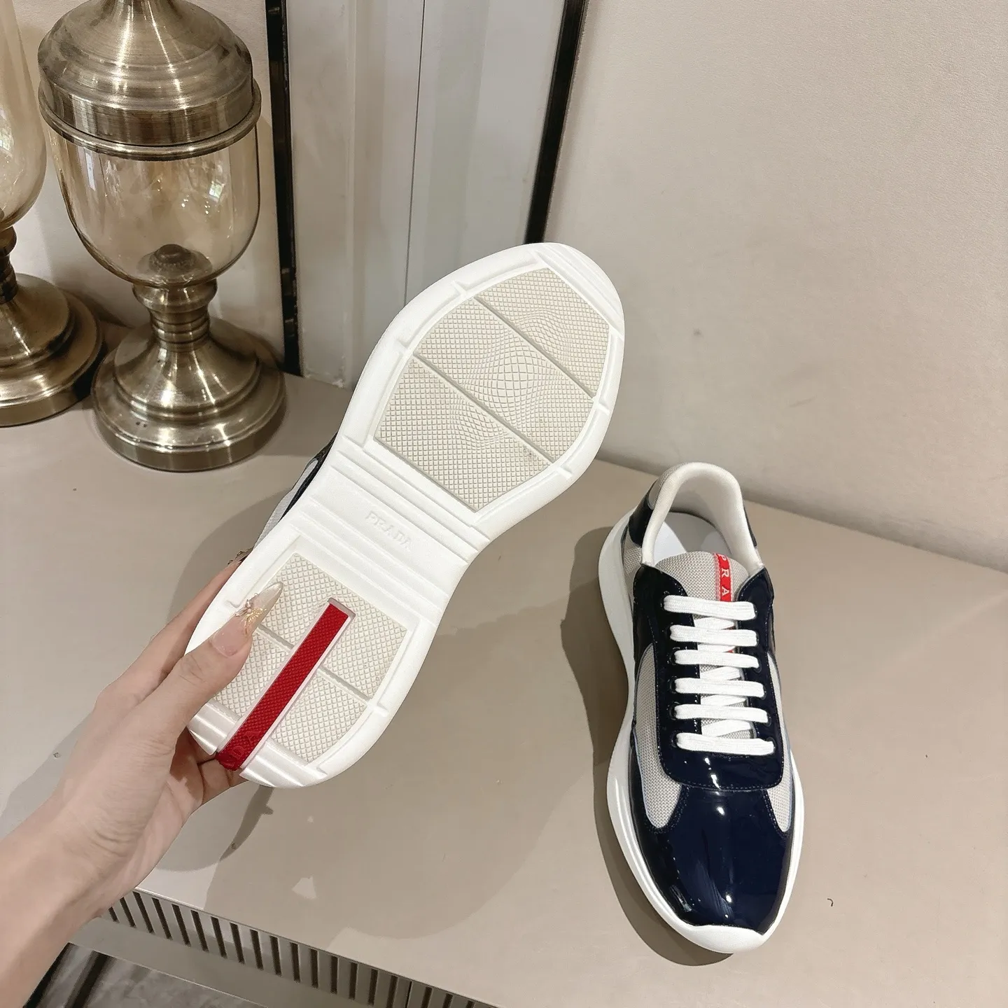 👟👟Ex-factory price 520👟👟 (Top version) Prada casual sports shoes, fashionable thick-soled casual loafers, unique taste, loved by everyone and easy to control, popular every year. There is also a versatile classic shoe last, which is enough to conquer you, wear it, increase the height and casualness, simple and handsome on the feet. The fabric is imported patent leather, the inner foot pad is soft and delicate, and the breathable mesh fabric is comfortable, ip Foam mold anti-slip lightweight outsole